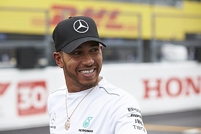 Hamilton propose des "super week-ends" pour secouer la F1