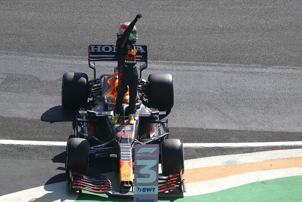 Tercer Lugar Sergio Pérez, Red Bull Racing RB16B, saluda a los aficionados al final de la carrera