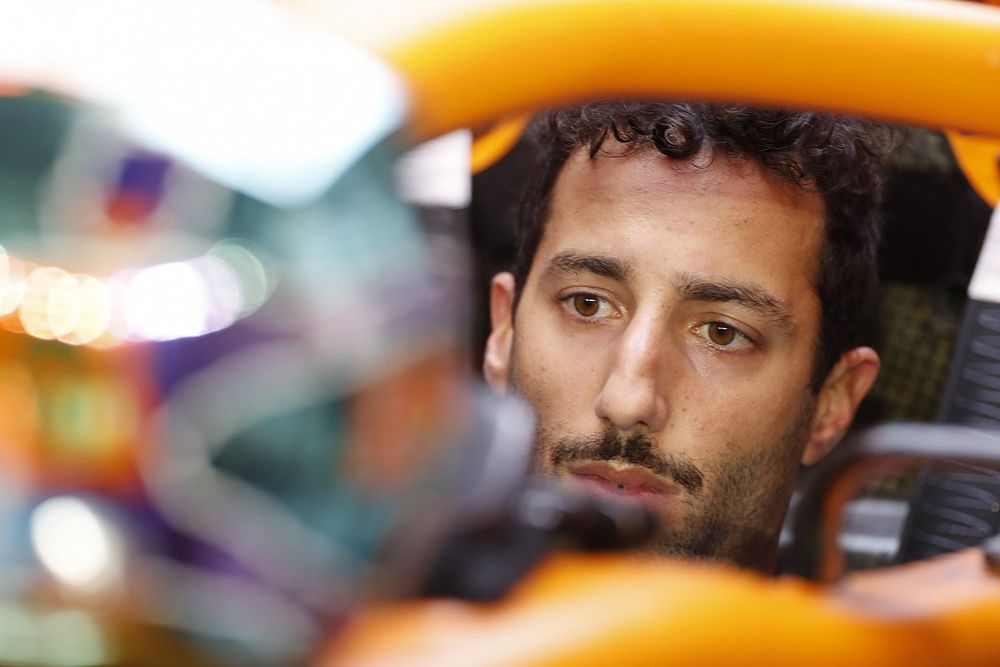 Daniel Ricciardo, McLaren, en su cabina