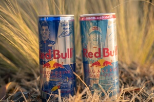 ありがとうホンダ！」レッドブルのF1限定デザイン缶が販売中！ 角田裕