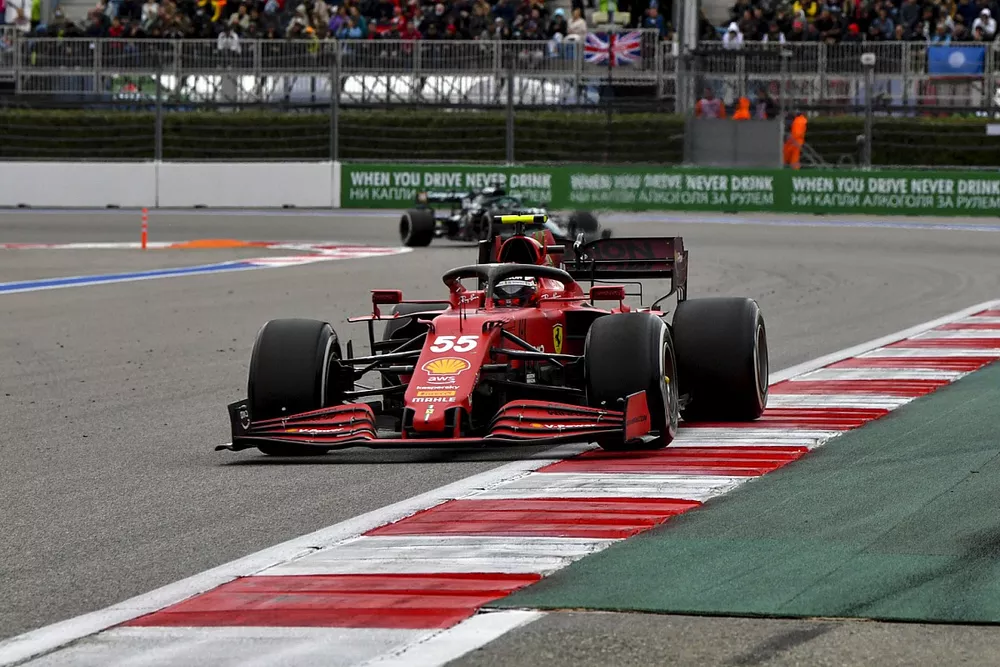 Carlos Sainz Jr, Ferrari SF21, Lance Stroll, Aston Martin AMR21