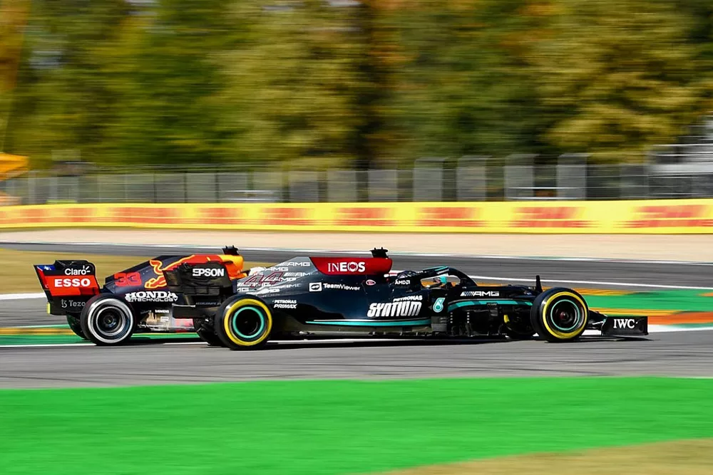 Secuencia del choque de Lewis Hamilton, Mercedes W12 y Max Verstappen, Red Bull Racing RB16B