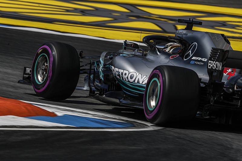 Hamilton azt érzi, nagyon közel van a Ferrari és a Red Bull