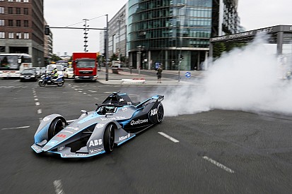GALERI: Rosberg uji coba mobil baru Formula E