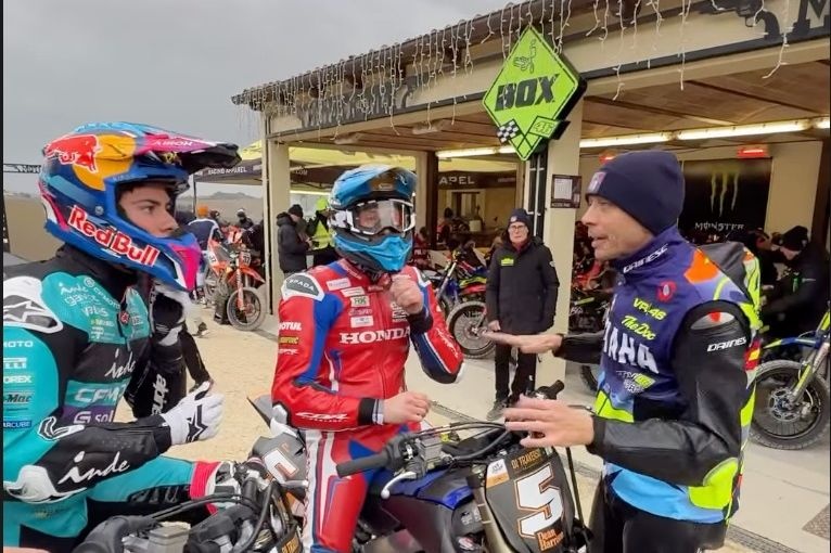 Sette piloti di MotoGP al via della 100 Km dei Campioni di Valentino Rossi