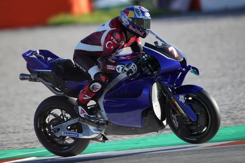Razgatlioglu explica las diferencias que encontró al subirse a la Yamaha de MotoGP