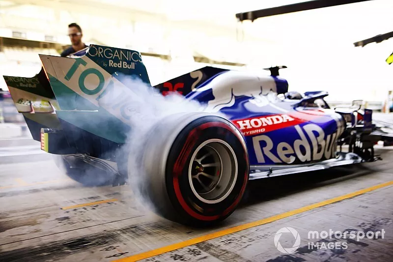 Daniil Kvyat, Toro Rosso STR14, spins his tyres as he leaves the pits