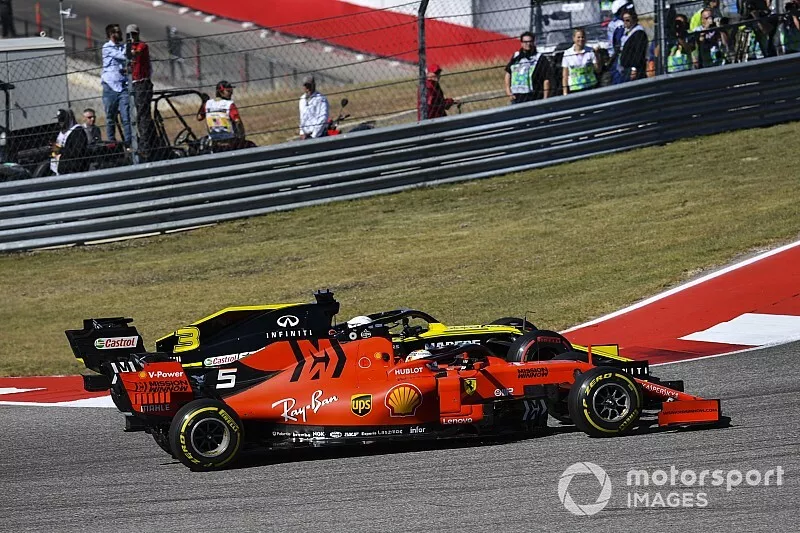 Sebastian Vettel, Ferrari SF90, Daniel Ricciardo, Renault F1 Team R.S.19