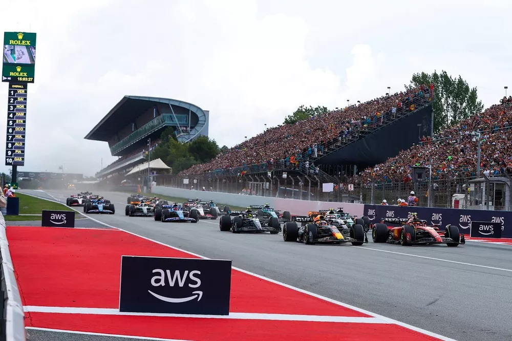 Arrancada Max Verstappen, Red Bull Racing RB19, Carlos Sainz, Ferrari SF-23, Lewis Hamilton, Mercedes F1 W14, Lance Stroll, Aston Martin AMR23, Lando Norris, McLaren MCL60, el resto de la parrilla en la salida.