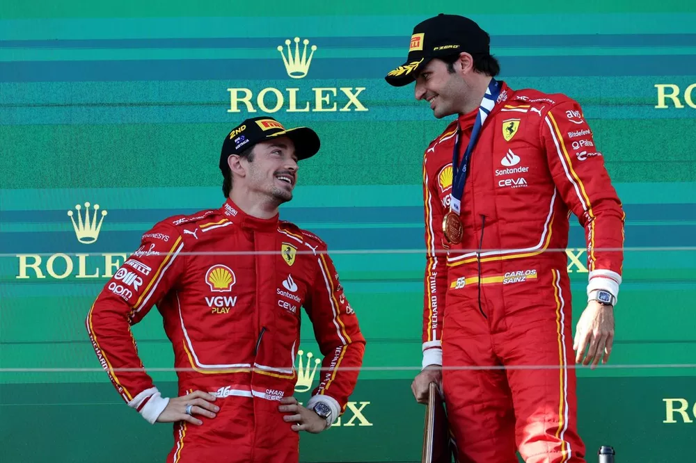 Charles Leclerc, Scuderia Ferrari, deuxi&egrave;me, Carlos Sainz, Scuderia Ferrari, vainqueur, sur le podium