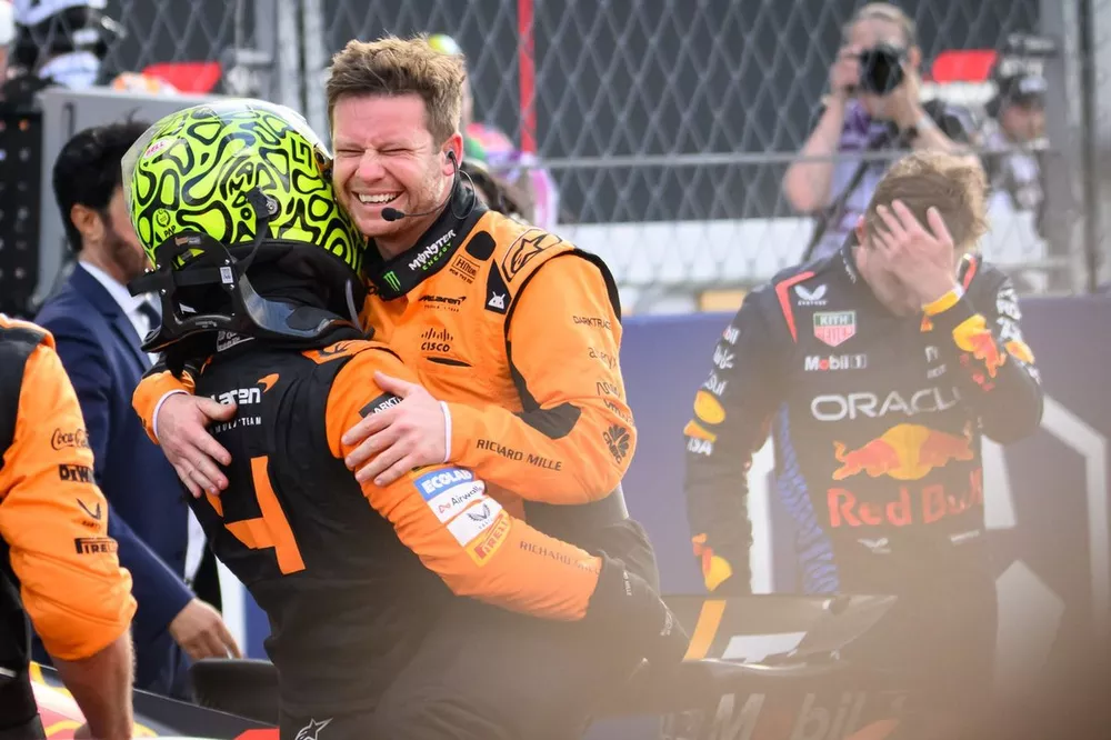 Lando Norris, congratulated by McLaren mechanic