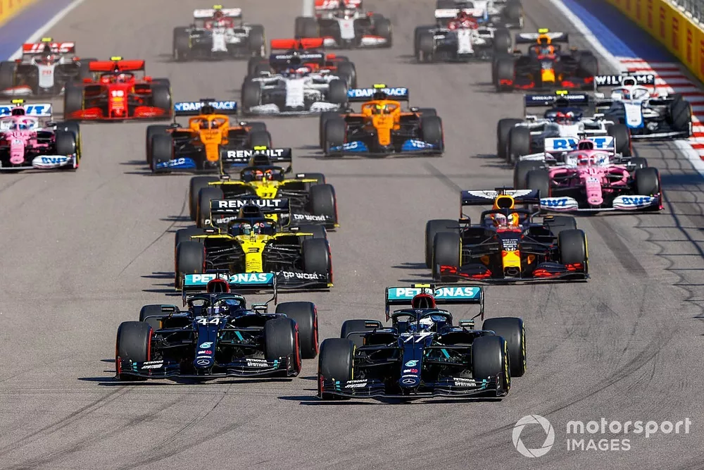 Lewis Hamilton, Mercedes F1 W11, Valtteri Bottas, Mercedes F1 W11, Max Verstappen, Red Bull Racing RB16, Daniel Ricciardo, Renault F1 Team R.S.20, Esteban Ocon, Renault F1 Team R.S.20, and the rest of the field at the start
