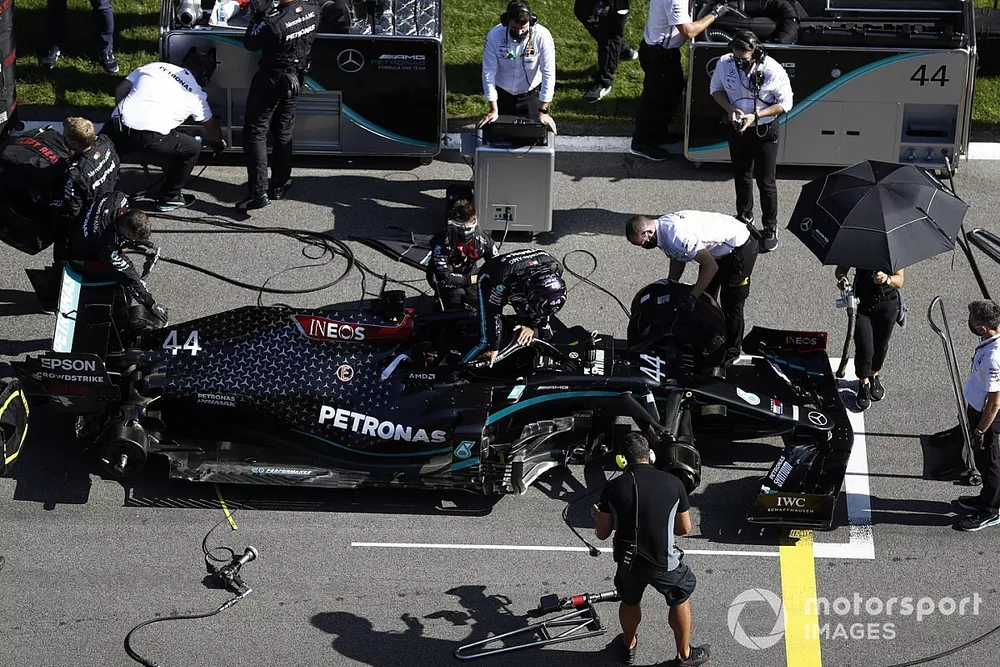 Lewis Hamilton, Mercedes F1 W11, sur la grille