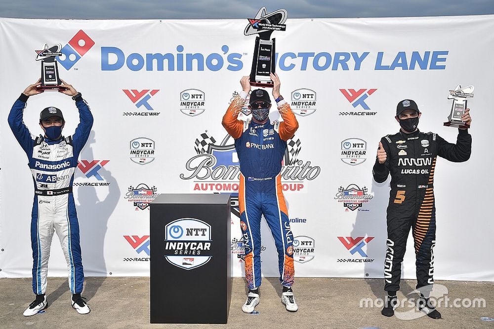 Podio de la carrera 1: ganador Scott Dixon, Chip Ganassi Racing Honda, segundo lugar Takuma Sato, Rahal Letterman Lanigan Racing Honda, y tercer lugar Patricio O'Ward, Arrow McLaren SP Chevrolet