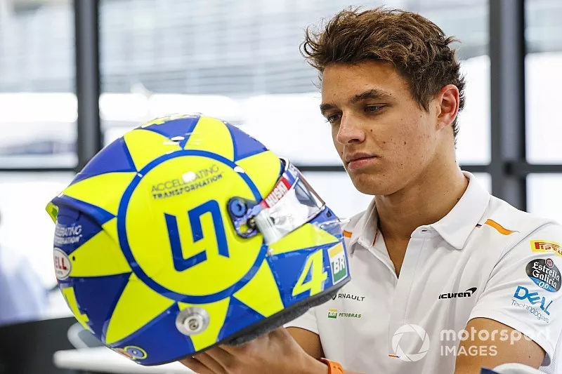 Lando Norris, McLaren con casco especial homenaje a Valentino Rossi