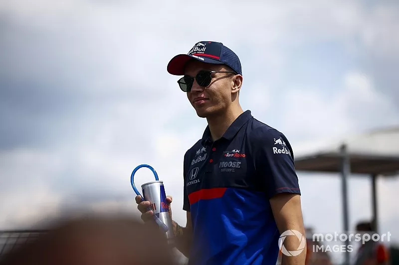 Alexander Albon, Toro Rosso en el desfile de pilotos