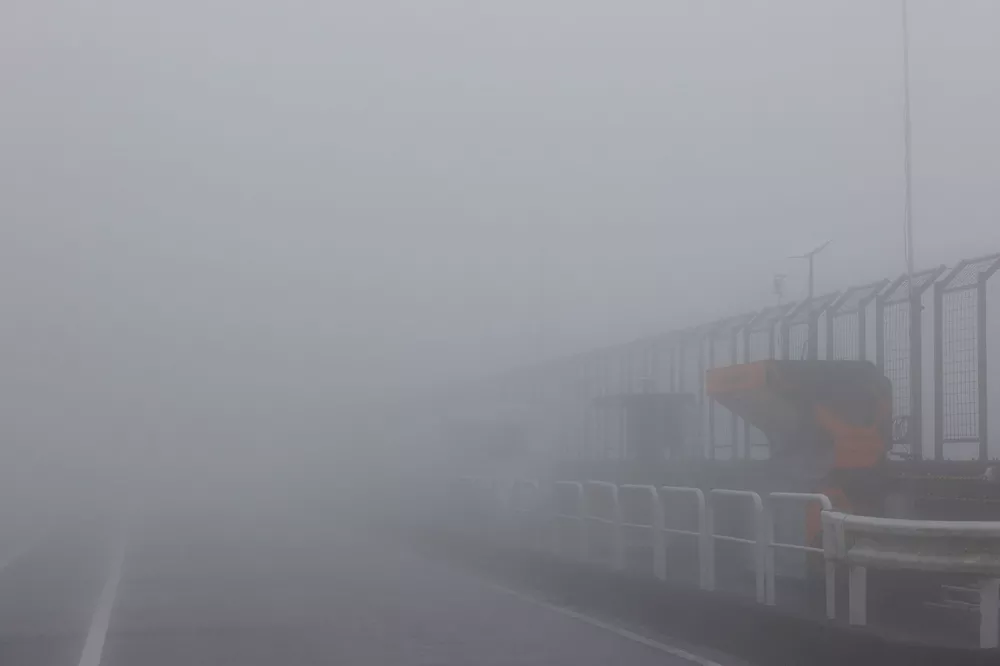 霧に覆われたサーキット
