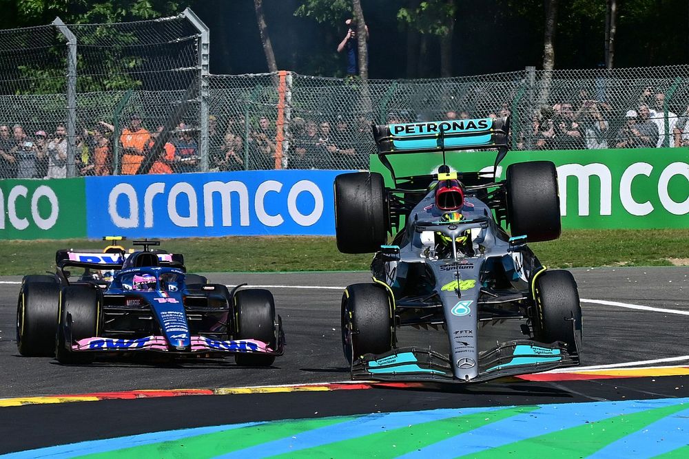 Lewis Hamilton, Mercedes W13 crash with Fernando Alonso, Alpine A522