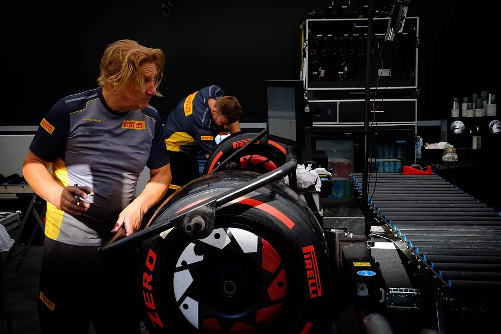 Membri Pirelli al lavoro