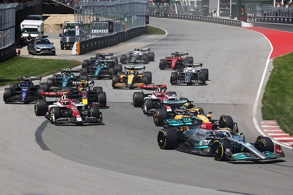 George Russell, Mercedes W13, Daniel Ricciardo, McLaren MCL36, Zhou Guanyu, Alfa Romeo C42, Valtteri Bottas, Alfa Romeo C42, Sergio Perez, Red Bull Racing RB18, the rest of the field at the start