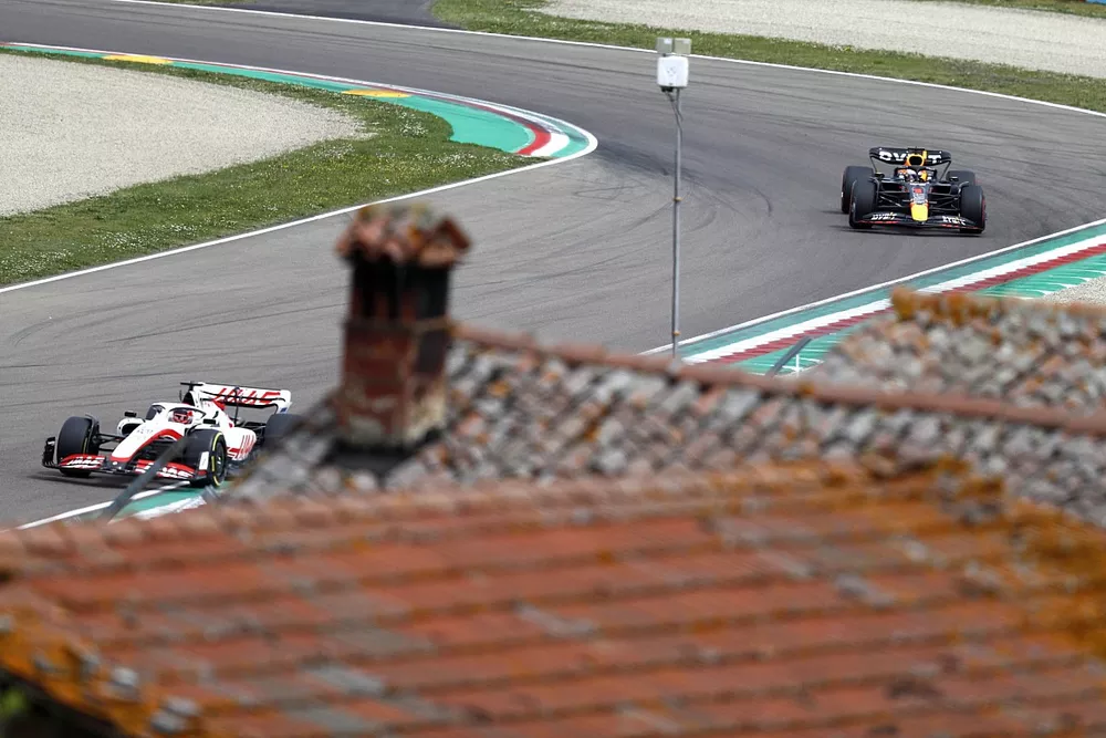Kevin Magnussen, Haas VF-22, Max Verstappen, Red Bull Racing RB18