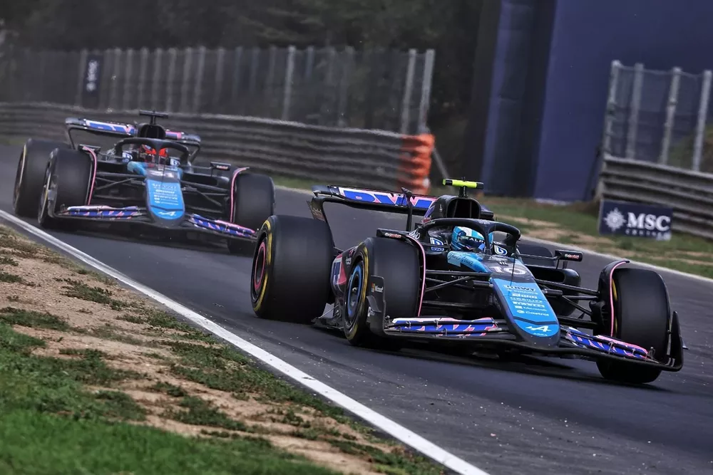 Pierre Gasly, Alpine A524, Esteban Ocon, Alpine A524