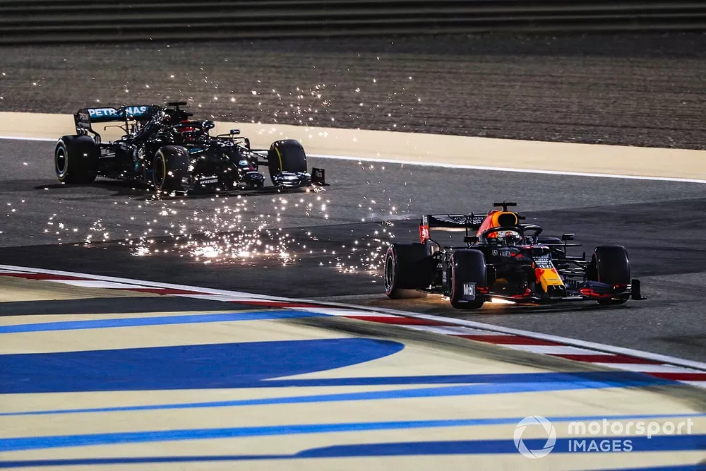 Des &eacute;tincelles sortent de la monoplace de Max Verstappen, Red Bull Racing RB16, George Russell, Mercedes F1 W11