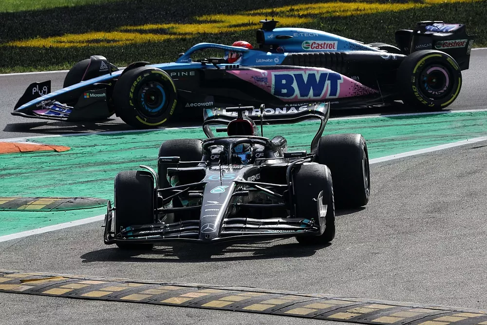 George Russell, Mercedes F1 W14, and Esteban Ocon, Alpine A523