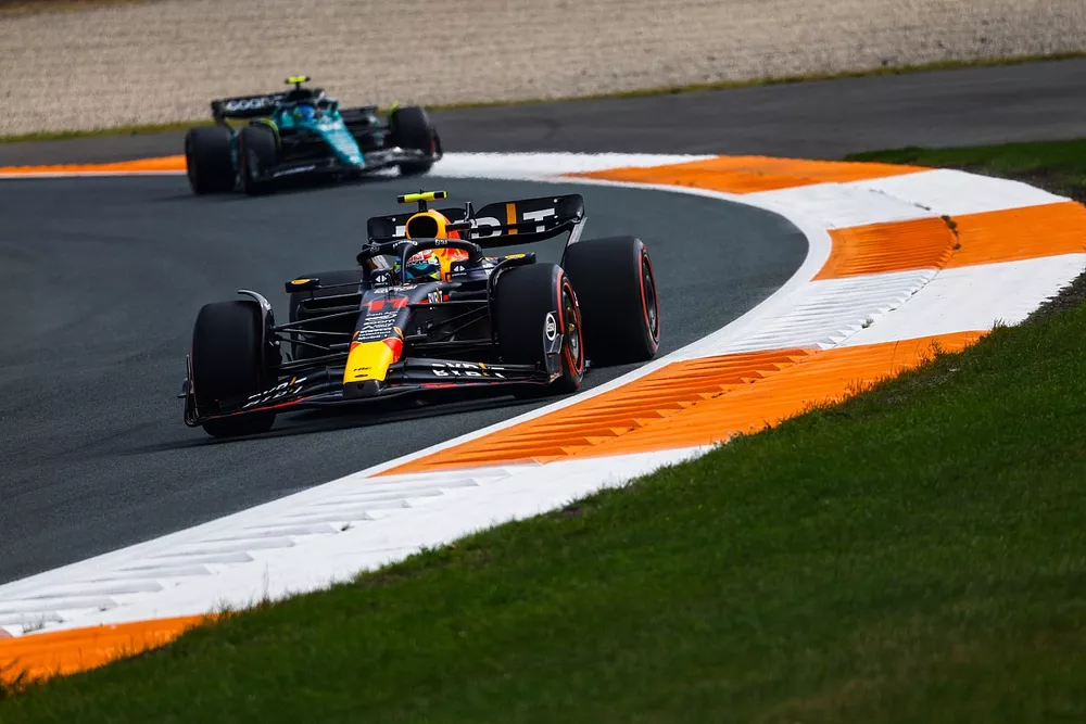 Sergio P&eacute;rez, Red Bull Racing RB19, Fernando Alonso, Aston Martin AMR23