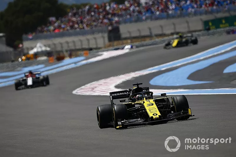 Daniel Ricciardo, Renault F1 Team R.S.19, leads Kimi Raikkonen, Alfa Romeo Racing C38