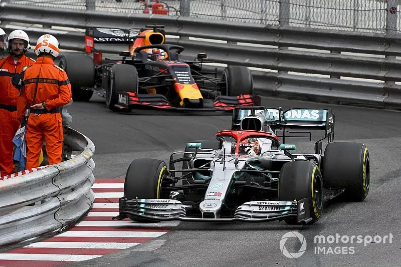 Lewis Hamilton, Mercedes AMG F1 W10 devant Max Verstappen, Red Bull Racing RB15