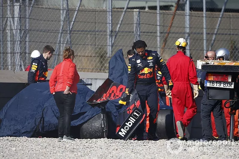 The crashed car of Pierre Gasly, Red Bull Racing RB15 is recovered after crashing