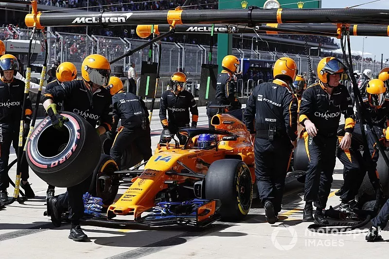 Fernando Alonso, McLaren MCL33, se retira de la carrera
