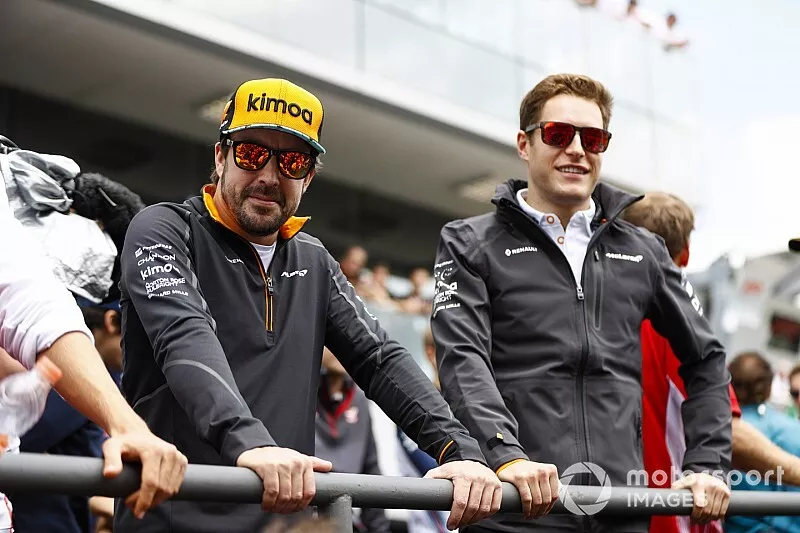 Fernando Alonso, McLaren, con Stoffel Vandoorne, McLaren