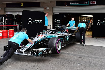 Hamilton dice que Mercedes no ha resuelto la falta de ritmo