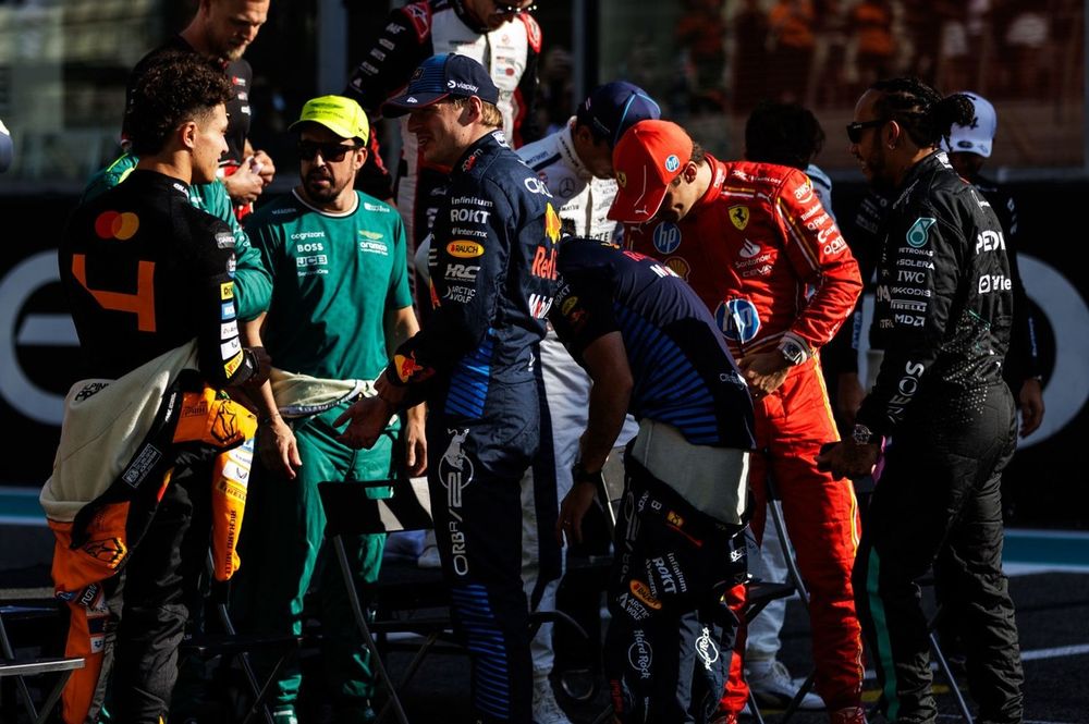 George Russell, Mercedes-AMG F1 Team, Oscar Piastri, McLaren F1 Team, Liam Lawson, Visa Cash App RB F1 Team, Lando Norris, McLaren F1 Team, Kevin Magnussen, Haas F1 Team, Lance Stroll, Aston Martin F1 Team, Fernando Alonso, Aston Martin F1 Team, Max Verstappen, Red Bull Racing, Nico Hulkenberg, Haas F1 Team, Sergio Perez, Red Bull Racing, Charles Leclerc, Scuderia Ferrari e Lewis Hamilton, Mercedes-AMG F1 Team 