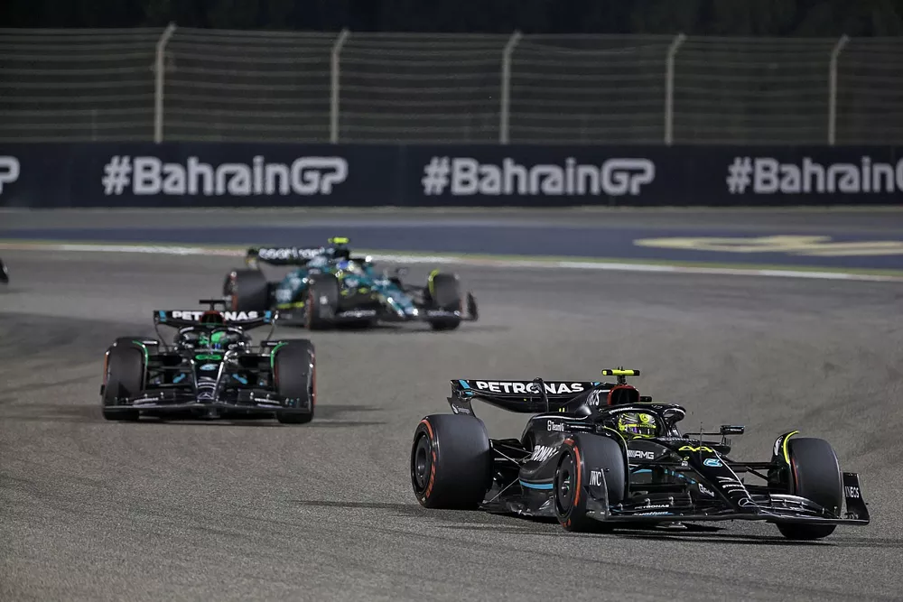Lewis Hamilton, Mercedes F1 W14, George Russell, Mercedes F1 W14, Fernando Alonso, Aston Martin AMR23