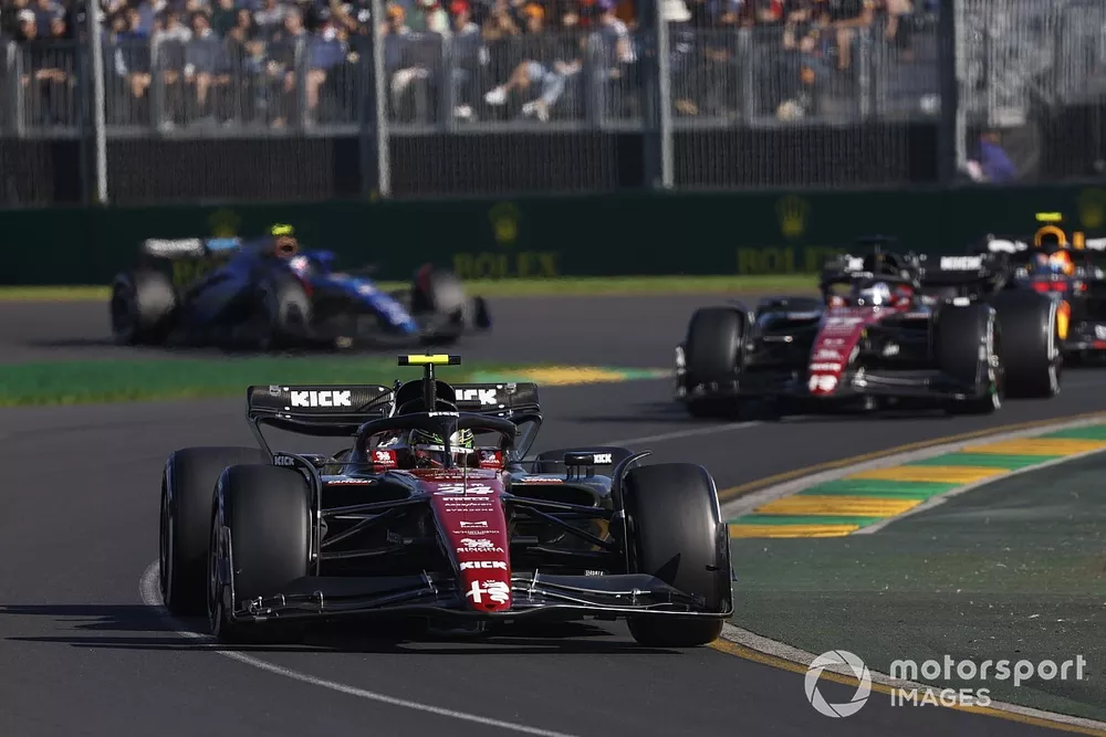Zhou Guanyu, Alfa Romeo C43, Valtteri Bottas, Sergio P&eacute;rez, Red Bull Racing RB19