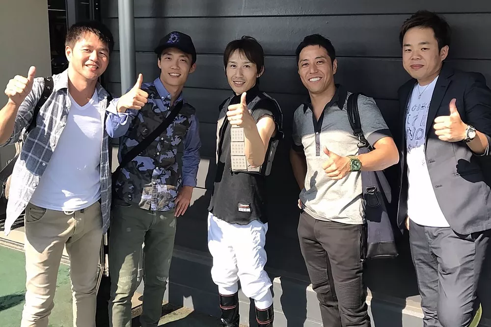 親交のある田辺裕信騎手（中央）を囲んで。左から本山哲、安田裕信、星野一樹、池田和弘