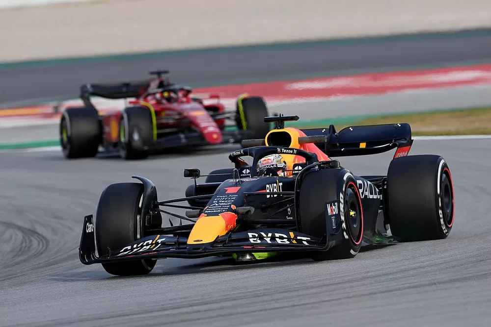 Max Verstappen, Red Bull Racing RB18, Carlos Sainz Jr, Ferrari F1-75