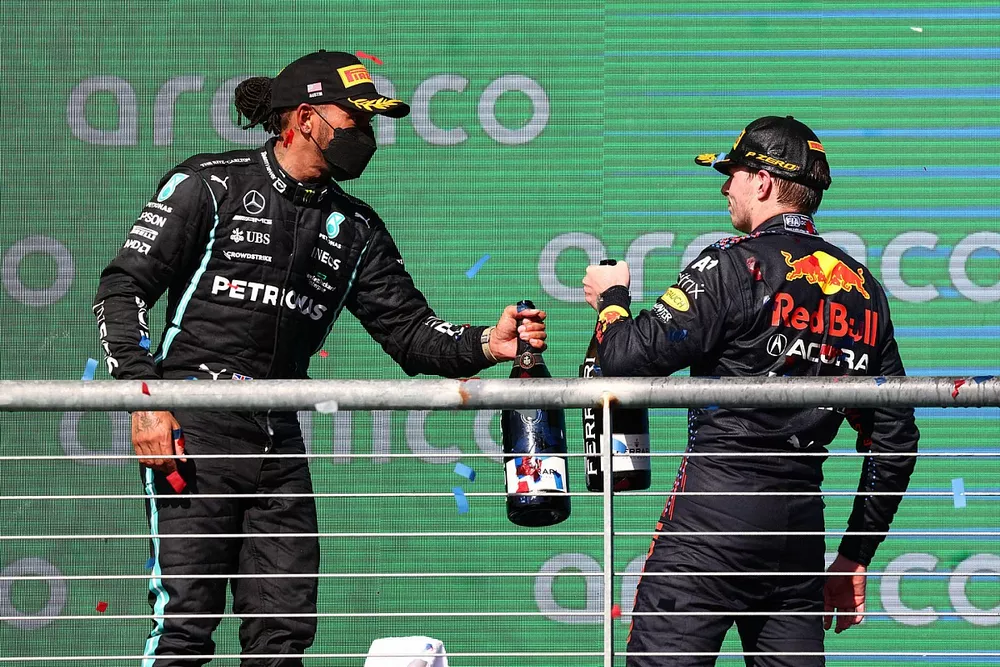 Lewis Hamilton, Mercedes, 2e plaats, en Max Verstappen, Red Bull Racing, 1e plaats, feliciteren elkaar op het podium