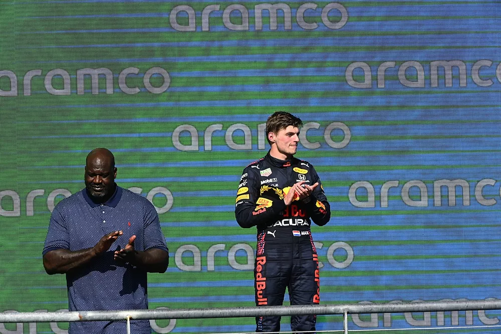 Podio: Shaquille O'Neal y el ganador Max Verstappen, Red Bull Racing