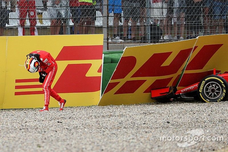 Sebastian Vettel, Ferrari SF71H se dirige al garaje después de quedar fuera de la carrera