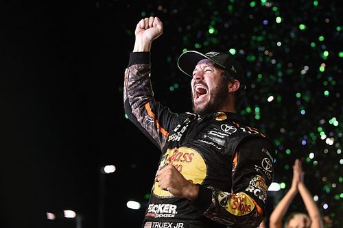 Martin Truex Jr. vence a Kyle Busch y se lleva t&iacute;tulo de la Copa