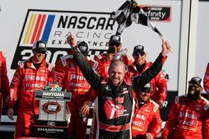 Ex-piloto da NASCAR, Michael Annett morre aos 39 anos de idade