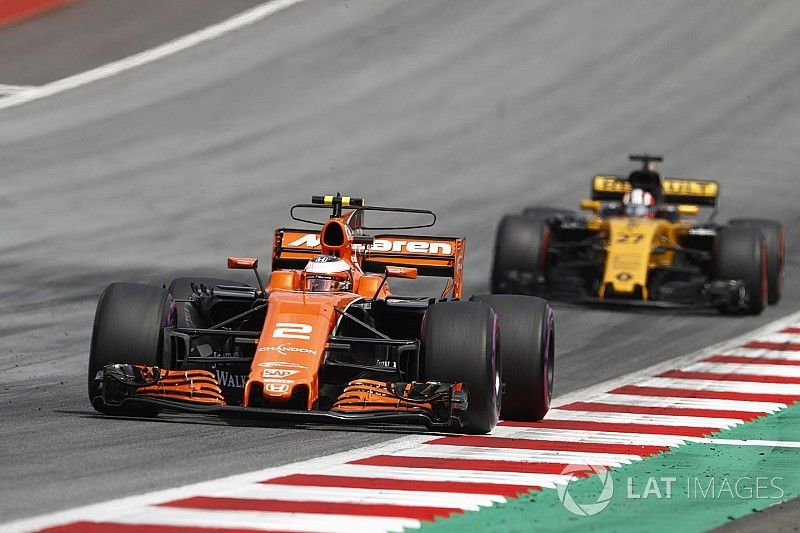Stoffel Vandoorne, McLaren MCL32, Nico Hulkenberg, Renault Sport F1 Team RS17