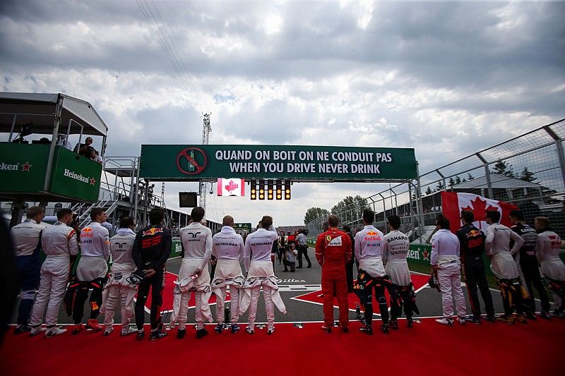 Durante el Himno Nacional