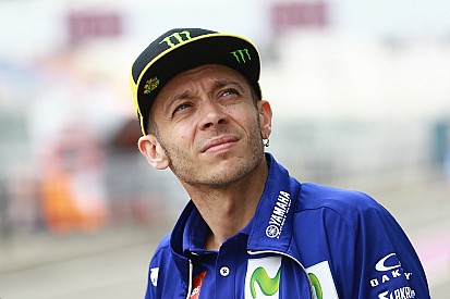 "Landung neben der Strecke": Valentino Rossi spricht über Motocross-Unfall