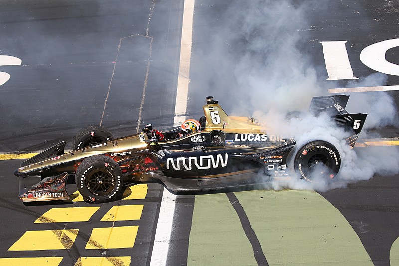 Hinchcliffe triunfa en Iowa; Newgarden vive un final inesperado