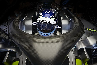 Használat közben Bottas különleges monacói sisakja